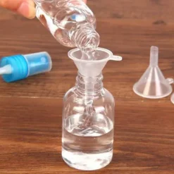 30 st minitrattar i genomskinlig plast. Lämpliga för flaskor, fyllning av laboratorievätskor, eteriska oljor, sandmålning, parfym etc.