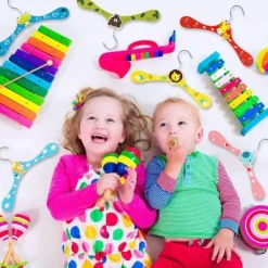 Barngalgar 12-pack, tecknade träkrokar för babykläder och byxor. Djurmönster.