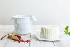 Borner Cheesemaker & Multimaker med fräscht lock, sikt salladsskål serveringsskål, gör din egen färskost hemma röd