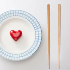 Bärbara träpinnar, utdragbara ätpinnar, ask, fodral, porslin, ljus träfärg