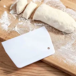 degskrapa Multifunktionell flexibel skålskrapa Plast degskärare bänkskrapa med hängande hål för kök