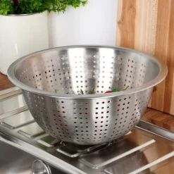 Durkslagssil i stål för silning av grönsaker och frukter 24 cm