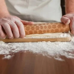 Kavlar-Graverad kavel med jultema och trästruktur för pepparkakor