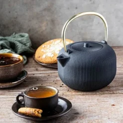 Kaffe- & Tekannor-KINGHOFF Gjutjärnsteapot 1L med filter Guld