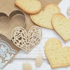 Kit för kex i relief Hjärta + 2 pennor i vit och mörkblå choklad