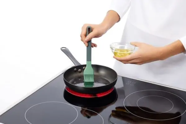 Köksborste - Lékué - 0208040V28 - Silikon platina - Ergonomiskt handtag - Motståndskraftig upp till 220°C