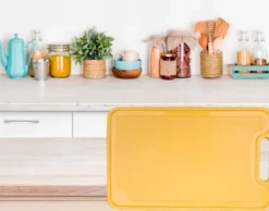 Köksskärbräda i plast GUL 25x16cm POLSK PRODUKT CERTIFIERAD