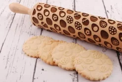 Kavlar-MoodForWood Träkavel, Graverad, 43 cm med Handtag, Perfekt för Bakning - Påskäggsmönster