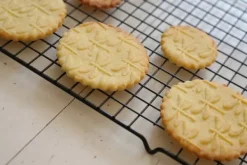 Kavlar-MoodForWood Träkavel, Graverad, 43 cm med Handtag, Perfekt för Bakning - Trollsländemönster