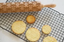 Kavlar-MoodForWood Träkavel, Graverad, 43 cm med Handtag, Perfekt för Bakning - Trollsländemönster