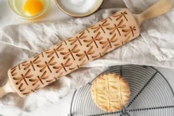 Kavlar-MoodForWood Träkavel, Graverad, 43 cm med Handtag, Perfekt för Bakning - Trollsländemönster