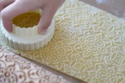 MoodForWood Träkavel, Graverad, 43 cm med Handtag, Perfekt för Bakning - Spetsmönster