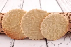 MoodForWood Träkavel, Graverad, 43 cm med Handtag, Perfekt för Bakning - Musik och Noter Mönster