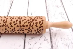 MoodForWood Träkavel, Graverad, 43 cm med Handtag, Perfekt för Bakning - Musik och Noter Mönster