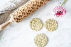 MoodForWood Träkavel, Graverad, 43 cm med Handtag, Perfekt för Bakning - Komönster