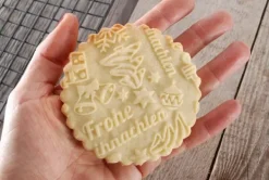 Kavlar-MoodForWood träkavel, graverad, 43 cm med handtag, perfekt för bakning - Frohe Weihnachten-mönster