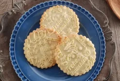 Kavlar-MoodForWood träkavel, graverad, 43 cm med handtag, perfekt för bakning - Frohe Weihnachten-mönster