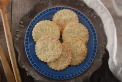 MoodForWood Träkavel, Graverad, 43 cm med Handtag, Perfekt för Bakning - Örtmönster