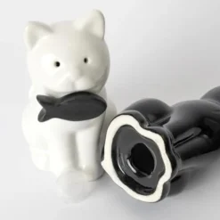 Original salt- och pepparkar i form av en katt. Set av salt- och pepparkar i keramik. Mått: 5 x 9 cm - Fisura