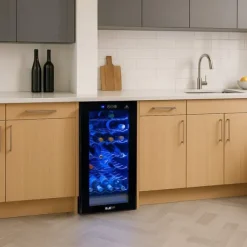 Oriva Vinkyl 78L | Plats för 28 flaskor | Flerfärgad LED med musiksynk | Digital kontroll | Termoelektrisk kylning 8–18 °C | Fjärrkontroll | Tyst, kom | CDON