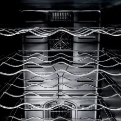 Oriva Vinkyl 78L | Plats för 28 flaskor | Flerfärgad LED med musiksynk | Digital kontroll | Termoelektrisk kylning 8–18 °C | Fjärrkontroll | Tyst, kom | CDON