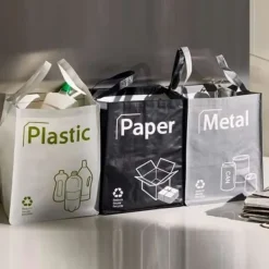 Set med 3 ekologiska återvinningspåsar - Kapacitet 50 liter - Sortering av plast, glas, papper - Modern stil och färger