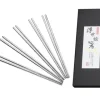 Set med klassiska sushipinnar i rostfritt stål