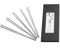 Set med klassiska sushipinnar i rostfritt stål