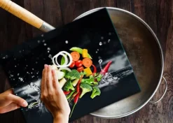 Grytlappar & Grillvantar-SKÄRBRÄDA I GLAS 52x40 CHILI PEPPAR