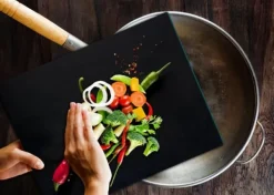 Grytlappar & Grillvantar-SKÄRBRÄDA I GLAS 52x40 CHILI PEPPAR