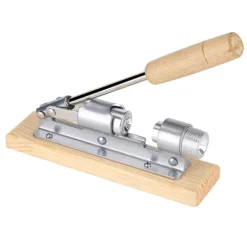 Skrivbordsvalnötsknäckare med träbas och handtag