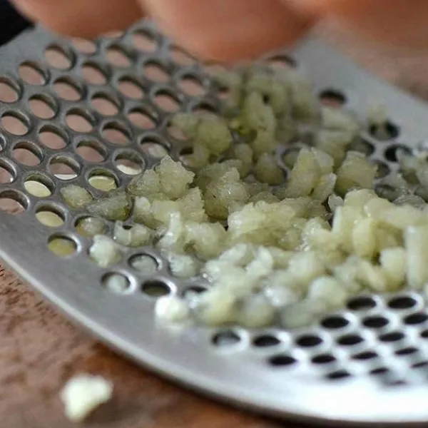 Vitlökspress med handtag