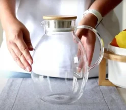 Wilmax glaskanna med bambulock 2400 ml | kanna för varma eller kalla drycker | vattenkanna i borosilikatglas | lämplig för gas- eller elektriska spisa | CDON